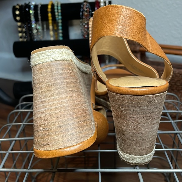 Lucky Brand Lowden Leather Sandals - Picture 11 of 11